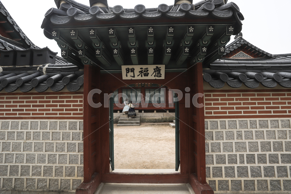 경복궁,문화재,서울,건축,궁전,문,지붕,기와,돌담,돌기둥,고건축,종로구,한옥,한국,건청궁,창호지,서까래,석가래,기둥,창살,흙길,주춧돌,추녀,목조건축물,창문,처마,단청,한국전통,한국문화,korean traditional,korean culture,한복,한국전통의상,hanbok,korean traditional clothes,사람,인물,인간,human,person,여성,여자,woman,female,lady,건축물,건물외관,exterior,building,structure,architecture,construction