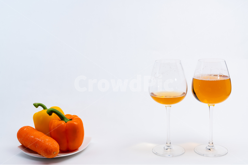 접시,그릇,도자기,와인잔,포도주,맥주,커플,유리잔,투명한,배경,주황색,노란색,하얀색,채소,야채,식재료,다이어트,건강한,칼로리,식단,안주,알콜,주류,차가운,담백한,딱딱한,쥬스,항산화,정돈된,농사,깨끗한,수분,정물,스튜디오,접사,음식,비타민,반찬,파프리카,탄산,당근,뿌리,녹색,채소,야채,vegetables,술,주류,alcohol,사물,물건,오브젝트,thing,object,matter