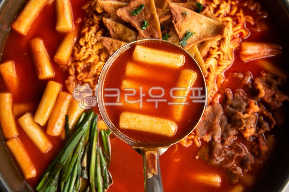 snack,plate,menu,bowl,food,meal,dish,Spicy Tteokbokki,Soup Tteokbokki,ladle,tteokbokki,topping,Chadol