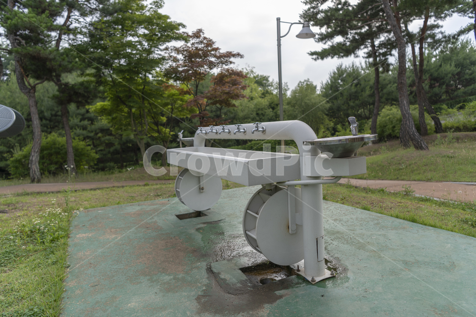 식수대,수도꼭지,기계,공원,과학기술,터빈,물,분수,물레방아,energy,faucet,flow,flush,funny,imagination,machinery,motion,outdoor,park,power,science,stainless,technology,turbine,water,waterfountain,watermill,에너지