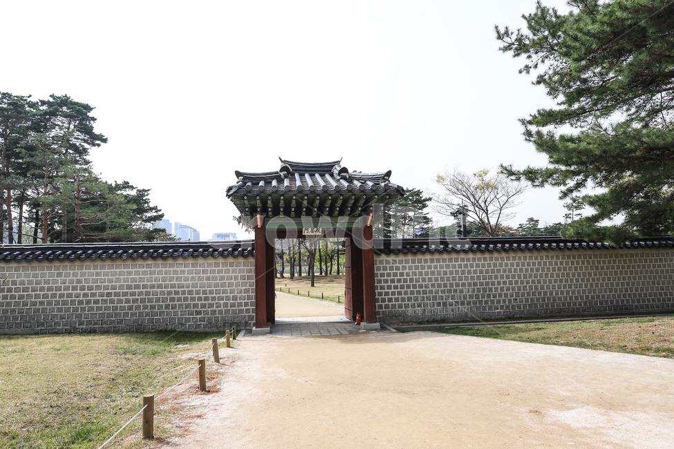 경복궁,문화재,서울,건축,궁전,문,단청,지붕,기와,돌담,돌기둥,고건축,한국,건청궁,창호지,서까래,석가래,기둥,흙길,주춧돌,추녀,목조건축물,한국전통,한국문화,korean traditional,korean culture,건축물,건물외관,exterior,building,structure,architecture,construction