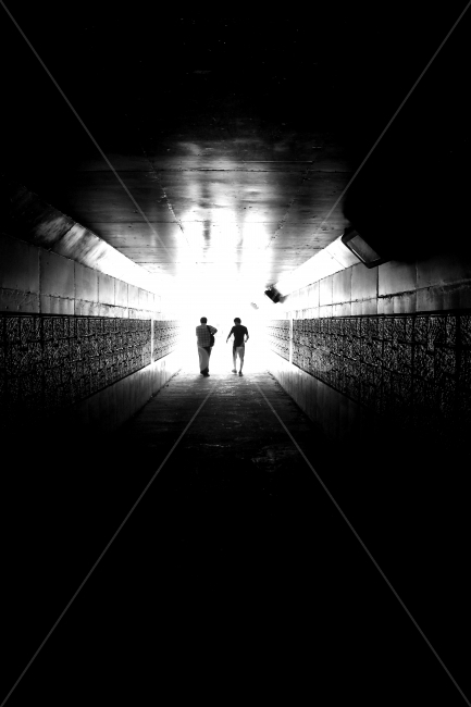 골목길,빛,걸음,츨구,친구,사람,인물,인간,human,person,인물실루엣,사람실루엣,character silhouette,human silhouette,친구,우정,friendship,companion,흑백,모노톤,monochrome,black and white,tunnel,터널