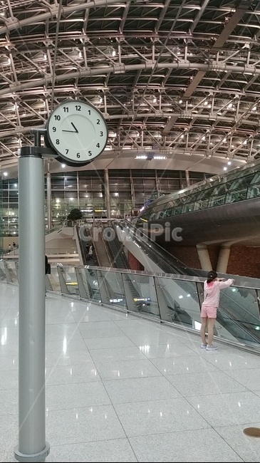 인천공항,인천공항인물,인물,뒷모습,공항,사람,인물,인간,human,person,어린이,어린아이,child,children,kid