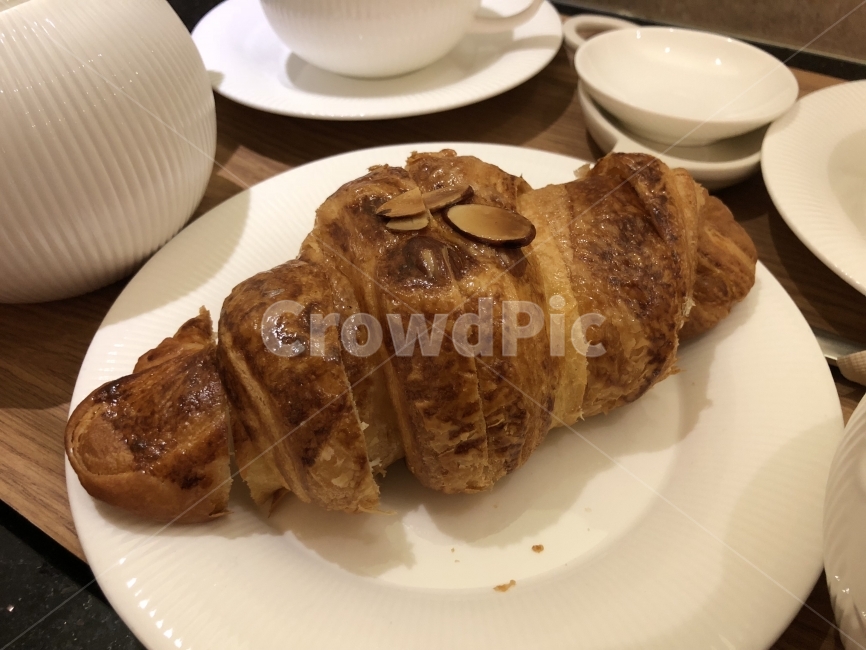 크로와상,빵,접시,아몬드,갈색,플레이트,쿠루아상,croissant,bread,plate,amond,brown,초승달모양빵,페이스트리,프랑스빵,프랑스,france,francebread,pastry,빵,bread,아침식사,조식,브런치,breakfast,brunch,디저트,간식,후식,dessert,snack