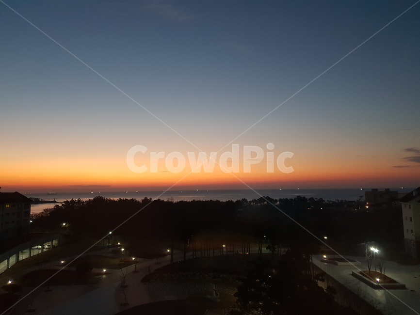 nature,자연,outdoors,옥외,dusk,황혼,dawn,새벽,redsky,붉은하늘,sunset,일몰,sky,하늘,야경,nightview,bluesky,파란하늘,하루마무리,바다야경,nightviewofthesea