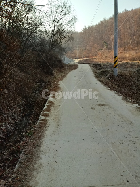 바닥,토지,ground,outdoors,land,길,도로,전주,산길,산,산촌,road