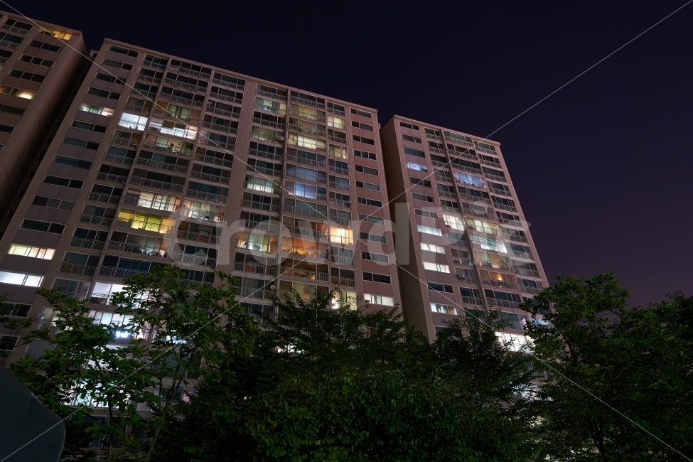 아파트,베란다,야경,풍경,나무,하늘,저녁,밤,저녁식사,퇴근,도시,풍경,city,landscape,야경,밤,nightscape,night,건축물,건물외관,exterior,building,structure,architecture,construction,office building,사무실 건물,건물