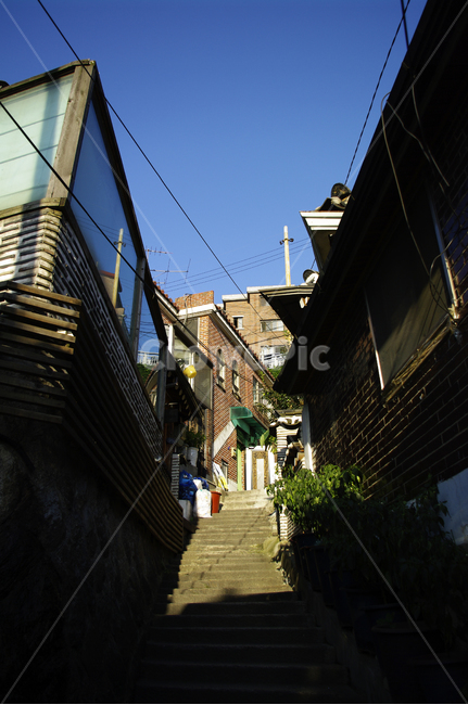 주택,동네,골목길,도시,집,path,통로,walkway,보도,banister,난간,handrail,flagstone,판석