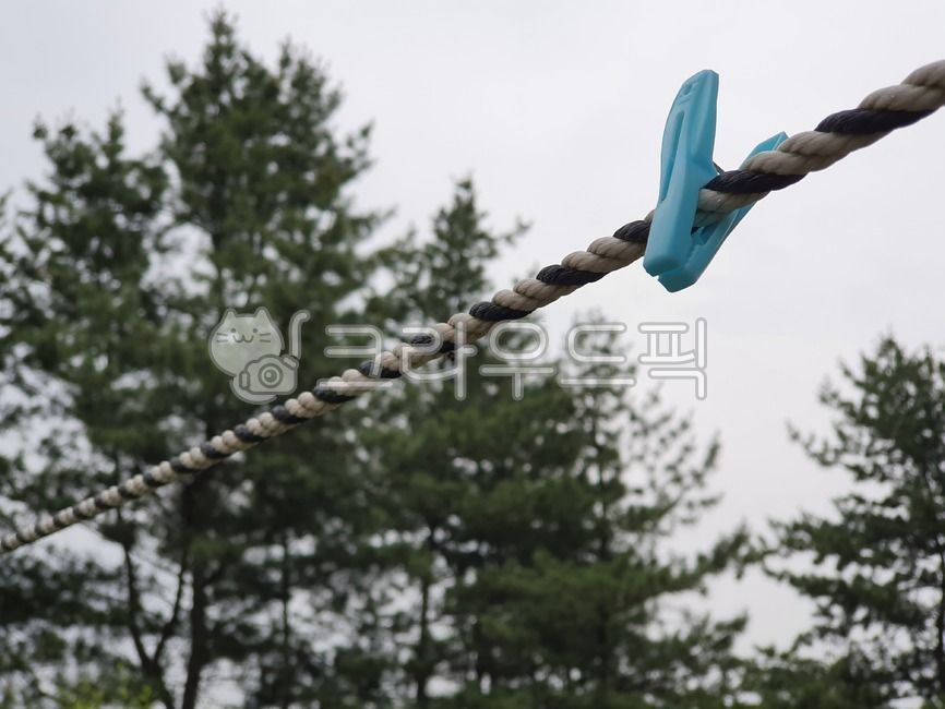 rain,light blue tongs,clothespin,clothesline,objects,Rainy Day,thing,cloudy day