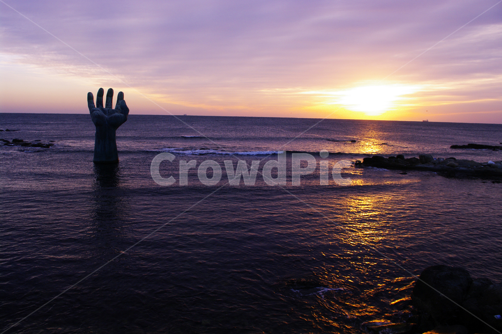 바다,하늘,구름,풍경,해맞이,일출,sunrise,호미곶,상생의손,랜드마크,landmark,랜드마크,landmark,tourist attraction,한국랜드마크,한국관광지,한국명소,korea landmark,korea tourist attraction,조각상,동상,석상,조형물,statue,bronze statue,stone statue