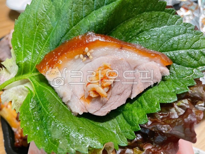 feet,Ssam vegetables,Pigs Feet,pork,Midnight Snack,vegetable,pig,front leg meat,Lettuce,ingredients,cooking,Seasoned salted shrimp,Salted Shrimp,Pork feet,Seasoned Shrimp Jeotgal,salt,cook,Jeotgal,wrapping,salted shrimp,food,meal,Salted Shrimp Seasoning,d