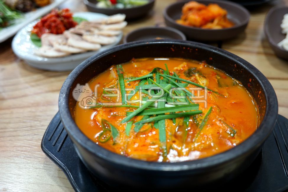 순대국,순대,순대국밥,해장국,국,국밥,뚝배기,국물,뜨거운,맛있는,얼큰순대국,얼큰한,부추,한식,한국음식,한국전통,요리,식사,음식,식재료,hangoversoup,pot,soup,hot,delicious,spicysoup,spicy,chive,koreanfood,koreantraditional,cooking,meal,food,ingredient,pork