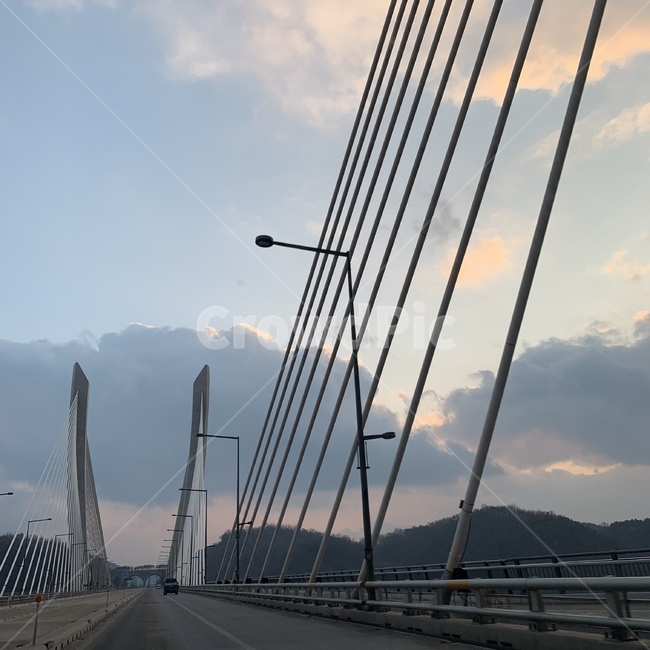 하늘,sky,bridge,다리,구름,cloud,노을,sunset,가로등,산,mountain,street,streetlight