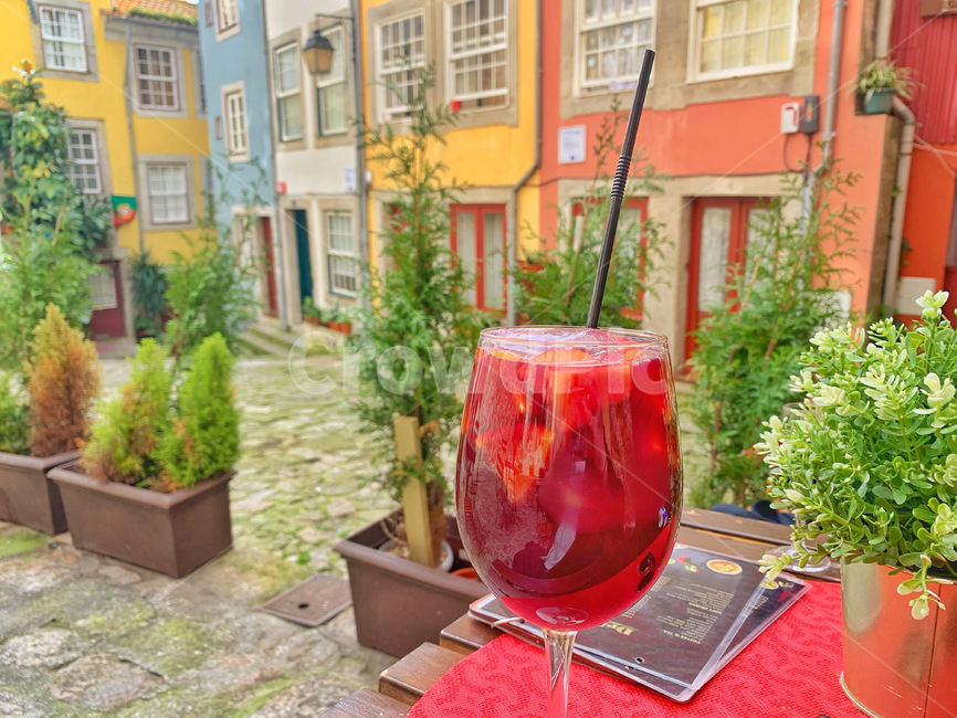 포르투갈,포르투,집,walkway,path,통로,sidewalk,보도,portugal,porto,roof,지붕,풍경,상그리아,카페,색감,drink,juice,주스,마실것