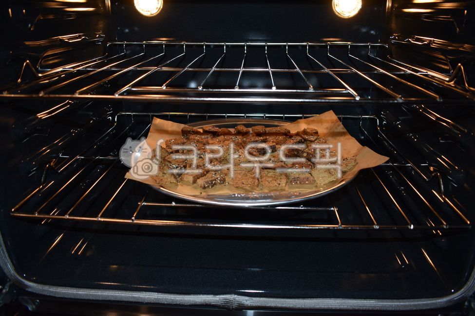 crostybread,appliance,oven,Oven,machine,toastedbreadintheoven,crossini,crostini