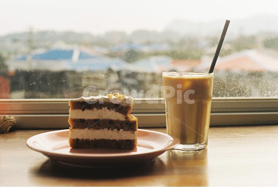 창가,테이블,커피,케이크,카페,커피한잔,음식,식재료,요리,food,cook,meal,dishes,food reserves,빵,bread,디저트,간식,후식,dessert,snack,커피,카페,coffee,cafe