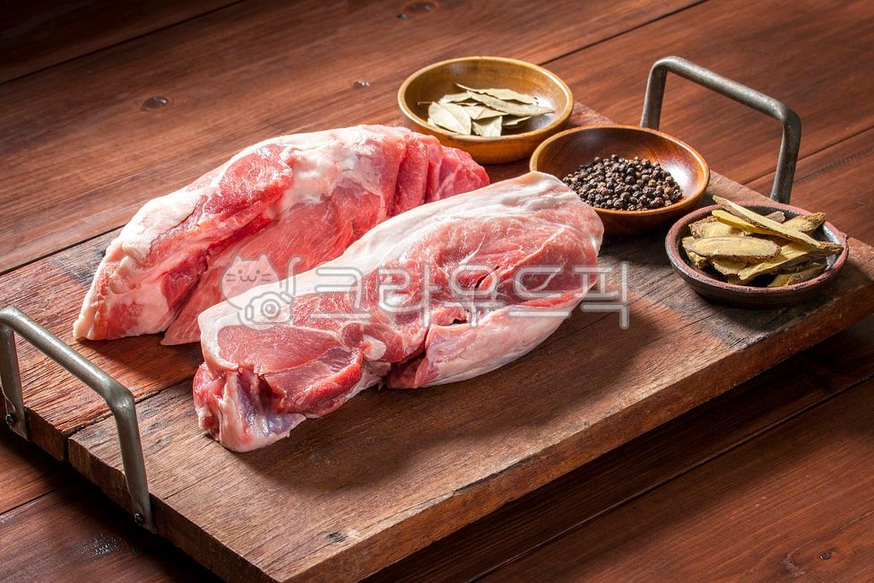 pepper,wooden plate,tray,butchery,Meat restaurant,bay tree,raw meat,plate,Bossam,pork,Raw neck meat,wooden tray,pig,boiled pork,front leg meat,Pork front leg meat,pork belly,Pork root meat,bamboo stand,boiled meat,Boiled pork,cooking,Raw pork belly,roast,