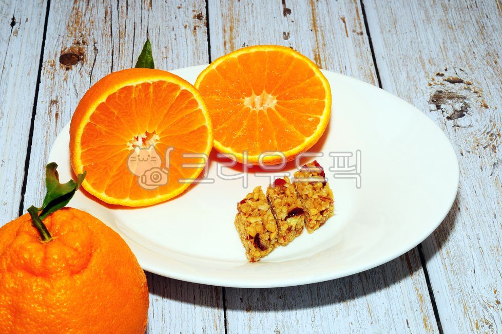 감귤류,한라봉,다이어트,영양바,과일,접시,음식,오렌지,달콤함,잎,녹색,노랑색,노랑,엘로우,비타민,신선한,hallabong,tangerine,fruit,sweet,leaf,orange,vitamin,green,yellow,food,ripe,nature,citrus,gresh,table,테이블,나무,wood,slice,cut,단면,조각,diet,plate,nutritional,nutritionalbar,디저트,dish,delicious