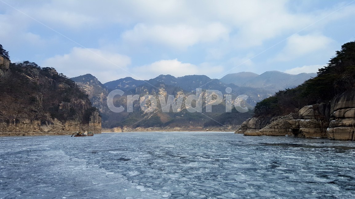 충주호,충주호겨울,단양팔경,호수,얼음호수,겨울호수,얼음둥둥,산,산속,물,호숫물,호숫가,바위산,푸른산,파란하늘,하늘,구름,맑은하늘