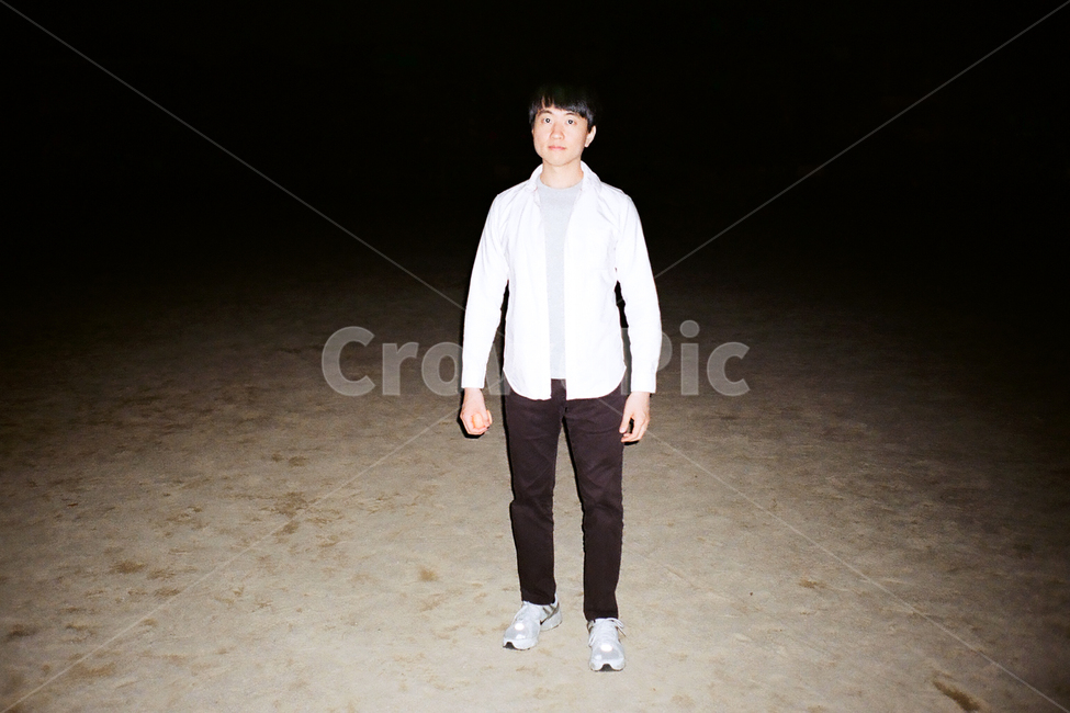 필름,필름사진,필름느낌,필름감성,남자,남성,청년,사람,야간,촬영,포즈,조명,그림자,컨셉,연출,clothing,longsleeve
