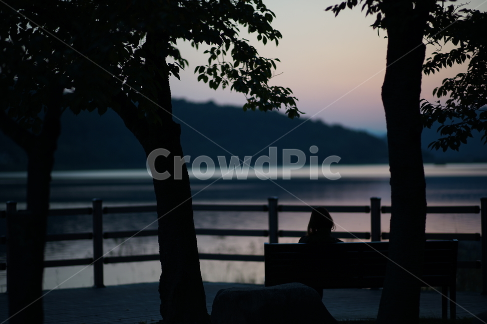 호수,여유,해질녘,감성,sunset,자연,풍경,nature,landscape,사람,인물,인간,human,person,여성,여자,woman,female,lady,인물실루엣,사람실루엣,character silhouette,human silhouette,고독함,외로움,쓸쓸함,우울함,슬픔,lonely,solitary,handrail,난간,banister,railing