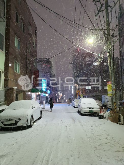 Alley scenery,snowcovered road,winter,snowy street,winter alley,snowy road,night street,snowy day,illegal parking,snowy alley,side road,snow