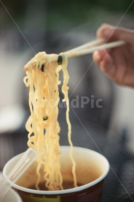 라면,컵라면,음식,연출사진,패스트푸드,사람,인물,인간,human,person,신체일부,몸,body,음식,식재료,요리,food,cook,meal,dishes,food reserves,면류,면요리,noodles,한식,한국음식,한국요리,korean food,korean dishes,korean meal,korean cook,감성,sensible,feeling,연출,컨셉,콘셉,direction,concept
