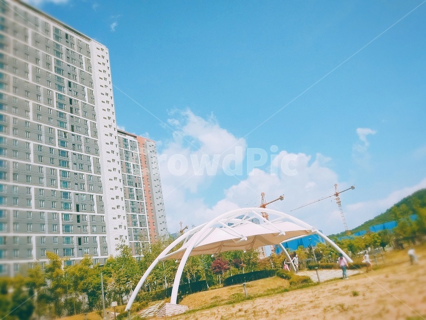 아파트,공원,나무,잔디,하늘,구름