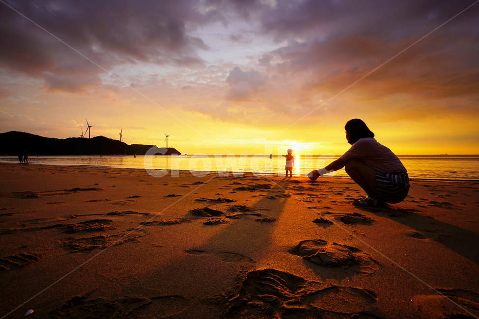 남자아기,아이,소년,석양,바다,서해안,노을,모자,해변,바다,beach,sea,사람,인물,인간,human,person,여성,여자,woman,female,lady,가족,패밀리,family