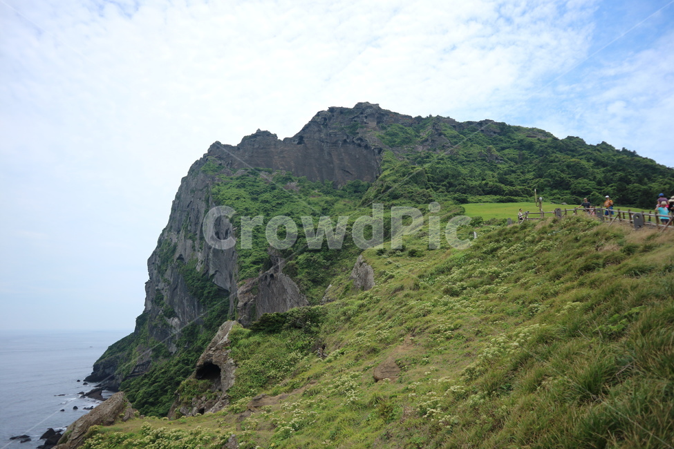 제주도,성산일출봉,성산,세계문화유산,대자연,한국,경관,풍경,경치,산,섬,바다,하늘,돌,한국자연풍경,한국자연경관,해변,jeju,jejudo,korean,island,jejuisland,sea,sky,nature,stone,mountain,seongsan,korea,green,자연,풍경,nature,landscape,한국자연풍경,한국자연경관,korea nature landscape,제주도,jeju,jeju island,outdoors,옥외,human,인간,person,사람,hill,언덕