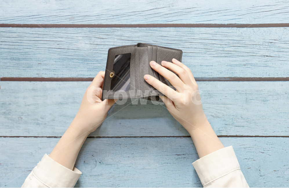 가난,빈곤,지갑,돈,부족,컨셉,콘셉,연출,배경,경제,금융,위기,실업,빚,채무,손,비즈니스,사람,인간,poor,poverty,wallet,money,cash,lack,concept,background,economy,finance,crisis,unemployment,debt,hand,business,person,human