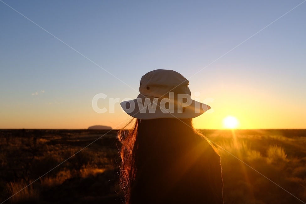 여행,울룰루,sunset,노을,해질녘,호주,뒷모습,사람,모자,가을,사람,인물,인간,human,person,여성,여자,woman,female,lady,여행,휴가,traveling,vacation,trip