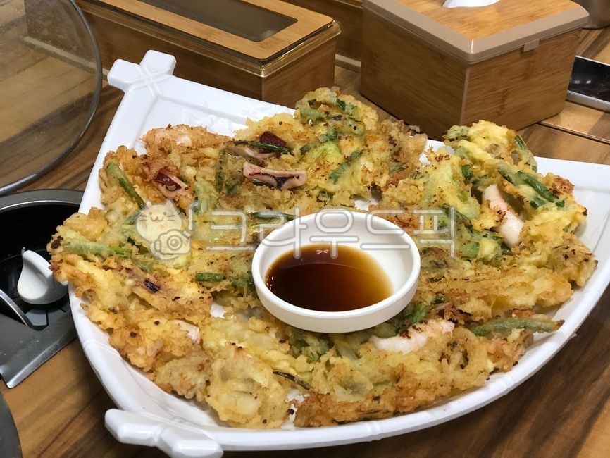 전,파전,해물파전,부침개,굽다,바삭한,기름진,해물전,오징어,간장,간장종지,접시,노릇한,먹다,식사,점심,간식,밀가루,계란
