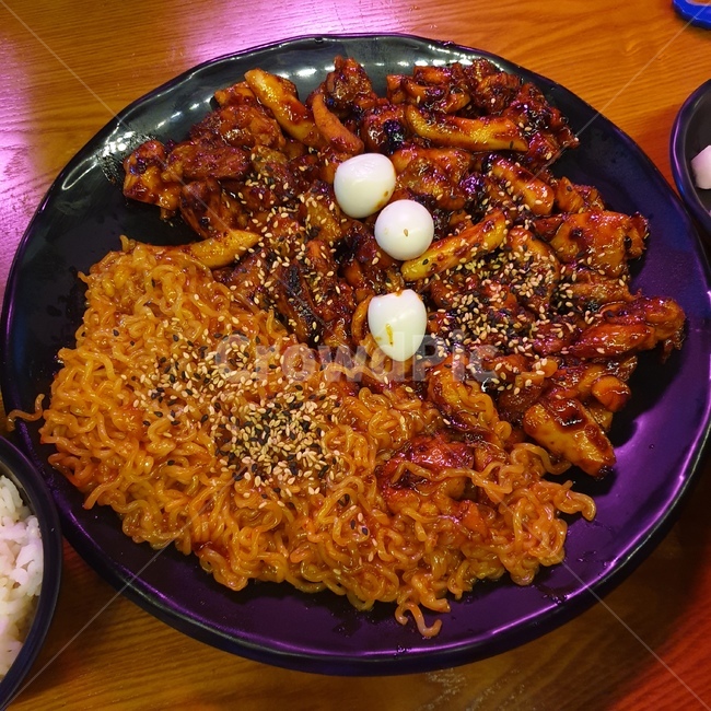 꼬꼬아찌,라면,메추리알,치킨,음식,닭,양념,매운소스,치밥