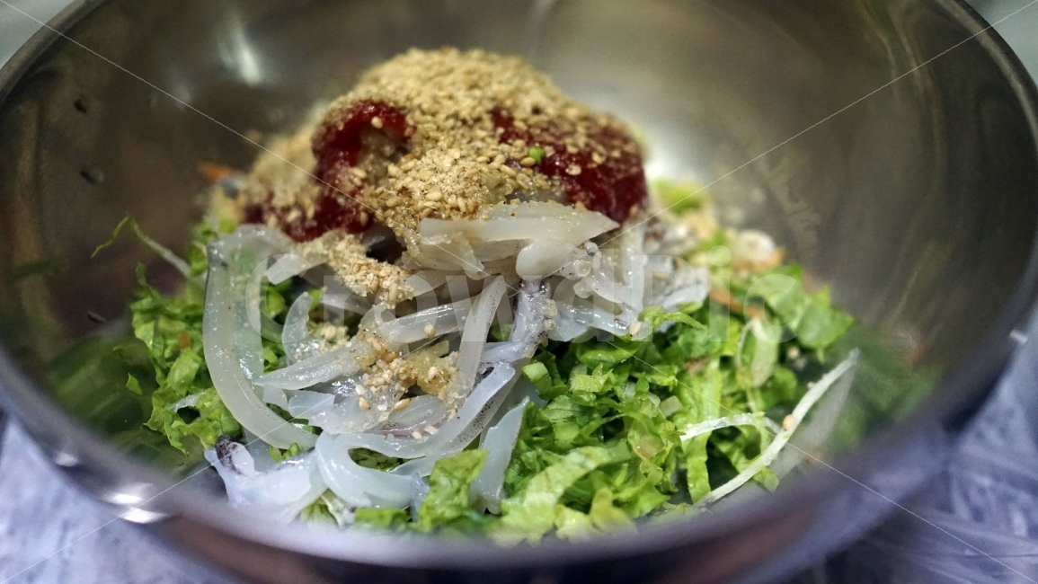 오징어,오징어회,수산물,해산물,비빔밥,음식,식사,맛집,야채,밥,그릇,식당,테이블,식탁,음식,식재료,요리,food,cook,meal,dishes,food reserves,수산물,해산물,fishery products,seafood,한식,한국음식,한국요리,korean food,korean dishes,korean meal,korean cook