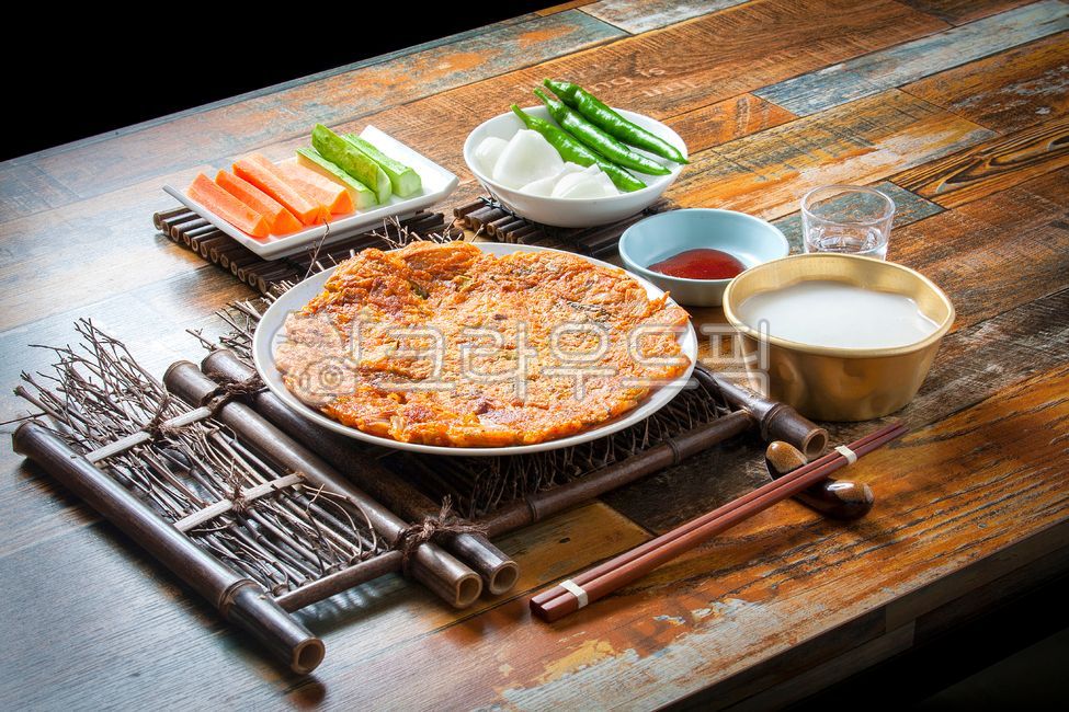 빈대떡,김치빈대떡,김치,묵은지,묵은지빈대떡,민속주점,빈대떡집,김치전,파전,해물파전,막걸리,동동주,막걸리안주,술안주,민속음식,음식,음식점,식당,별미,맛집,먹거리,쌀막걸리,전통주,민속주,탁주,당근,오이,양파,고추장,고추,풋고추,야채,채소,받침,접시받침,대나무받침,양은잔,막걸리잔,술잔,식사,한식,한국음식,한국요리,요리,전통음식,전통요리,전통,영양식,간식,영양음식,밀가루,부침개,부침게,식재료,접시,밀가루음식,시장,시장음식,전통시장,광장시장,길거리음식,먹방,소주,소주잔,소주안주