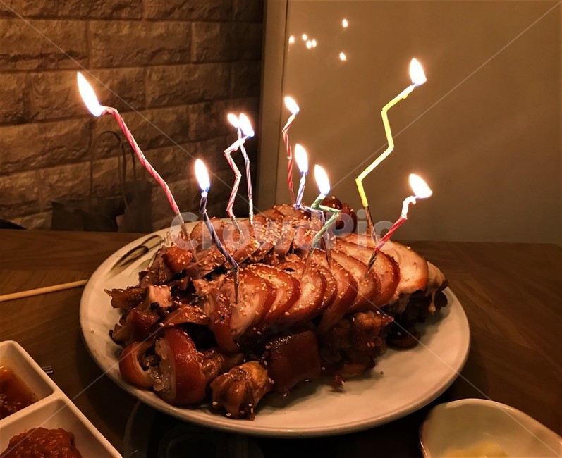 족발,케이크,생일,촛불,선물,족발케이크,돼지,앞다리살,돼지껍데기