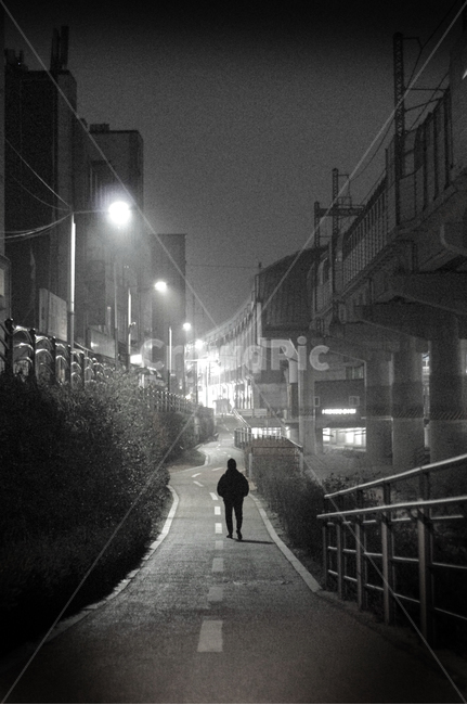 고독,인생,삶,공허,길,외길,다짐,골목길,alley,사람,인물,인간,human,person,남성,남자,man,male,고독함,외로움,쓸쓸함,우울함,슬픔,lonely,solitary,흑백,모노톤,monochrome,black and white,path,통로,pedestrian,보행자,railing,난간,handrail,banister