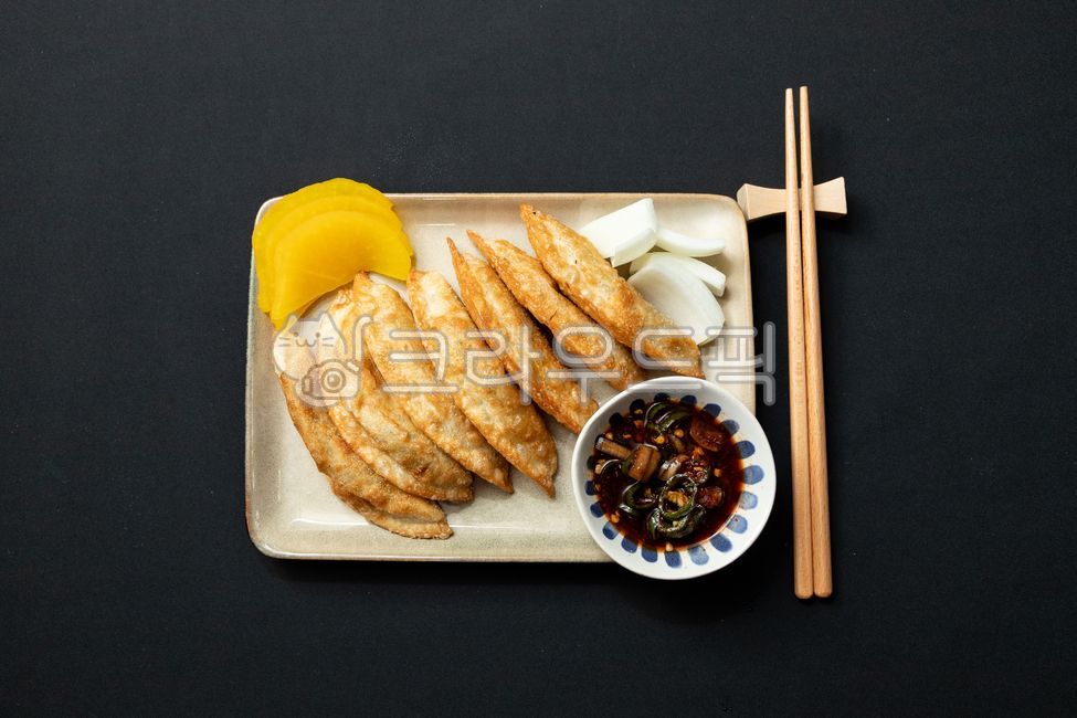 군만두,중식,중국음식,간장,배달음식,단무지,양파,만두