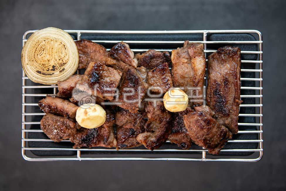Ribs,pork ribs,beef ribs,seasoned ribs,meat,Korean pork,Korean beef,meal,food,directing cut,studio,menu cut,aerial cut,grilled onion,grilled garlic
