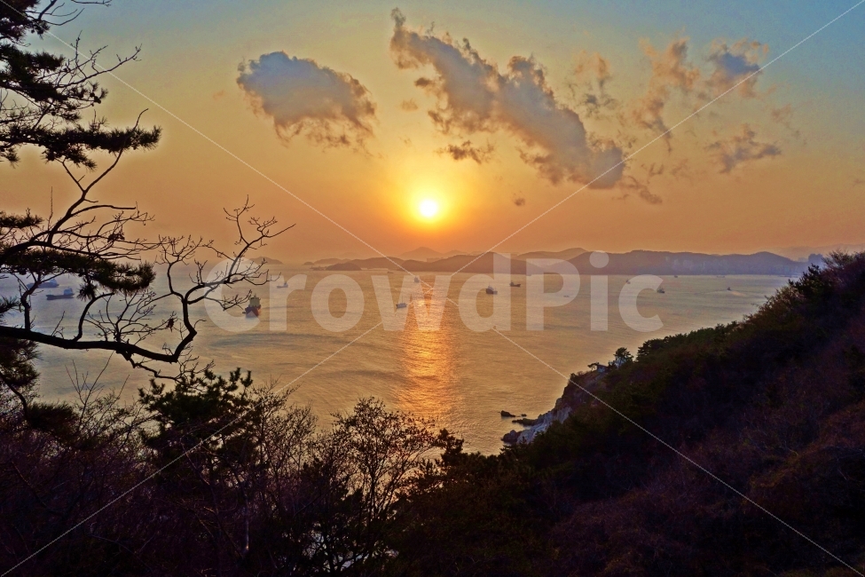 부산,태종대,감지해변산책로,일몰,구름,산,나무,소나무,숲,배,선박,묘박지,석양,노을,붉은,하늘,바다,바닷가,부산여행,여행,자연,풍경,경치,아름다운,전망,그림,같은,뷰,자연,풍경,nature,landscape,sunlight,햇빛,flare,플레어,light,빛,outdoors,옥외