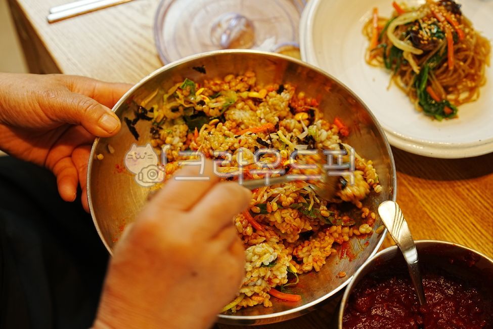 lunch,Barley rice set meal,bibimbap,table setting,Korean cuisine,vitiligo,Korean,barley,Korean menu,homecooked meal,food,Hanjeongsik,wellbeing,Wellbeing food,Barley Ssambap,traditional food