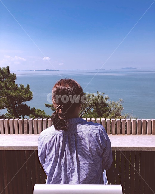 바다,바다풍경,난간,뒷모습,파란하늘,사람,인물,인간,human,person,여성,여자,woman,female,lady