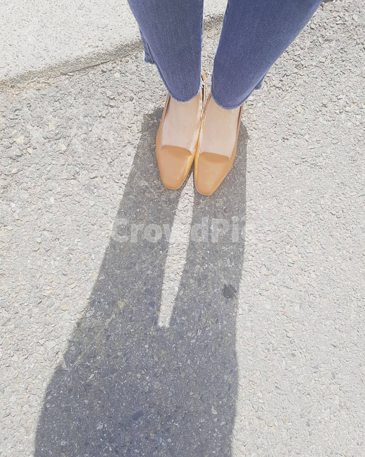 그림자,구두,신발,mustard,shadow,햇살,shoes,여백,깔끔배경,심플바탕,사람,인물,인간,human,person,신체일부,몸,body