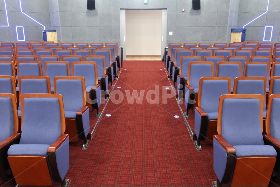 다목적,교육,장소,강당,스크린,행사,강연,강좌,무대,좌석,의자,복도,통로,실내,브리핑,프리젠테이션,발표,접이식,인테리어,실내디자인,interior design