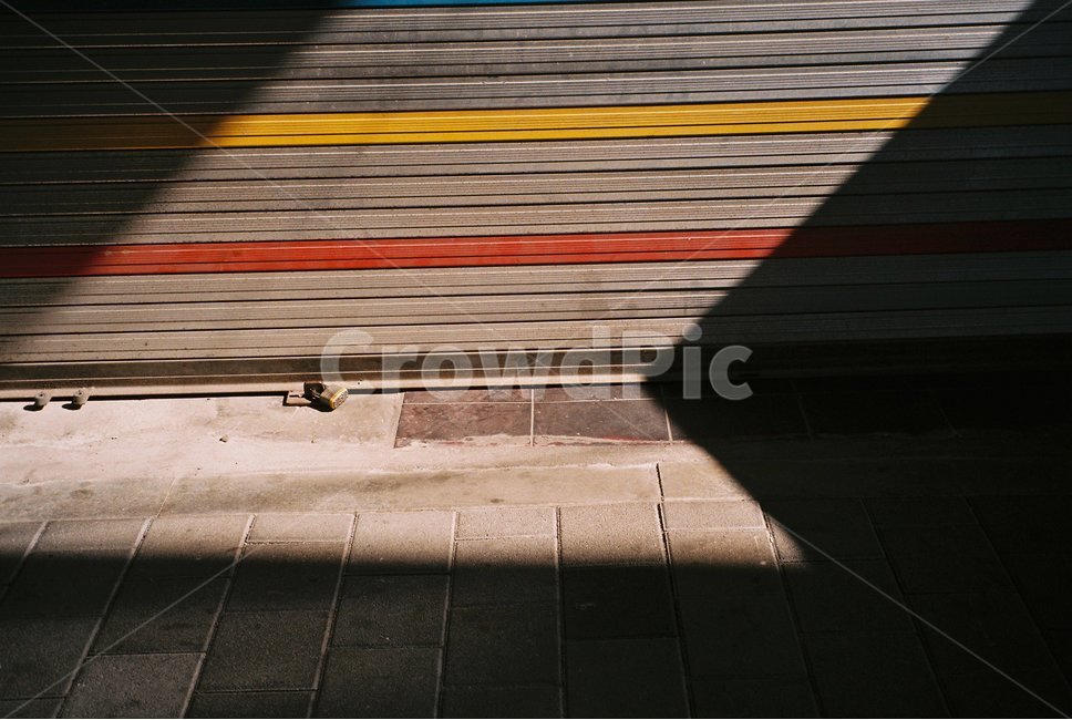 가게,셔터,철문,햇빛,그림자,감성,필름카메라,필름,실루엣,그림자,silhouette,shadow,빈티지사진,빈티지느낌,빈티지감성,vintage