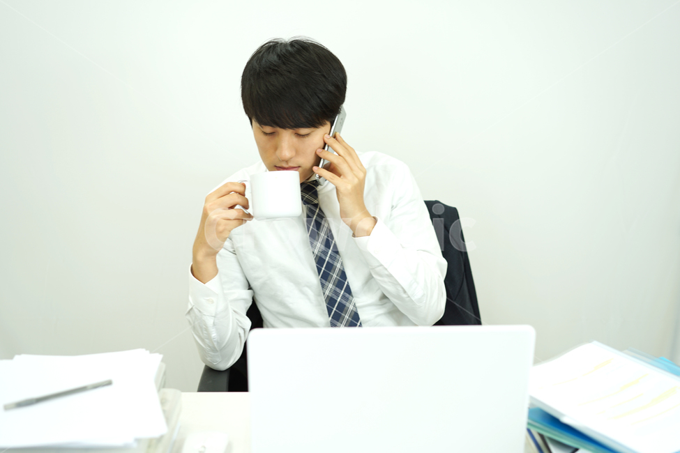 비즈니스,사업가,직장인,회사원,업무,사무실,책상,노트북,남자,남성,통화,전화,사람,인물,인간,human,person,남성,남자,man,male,산업,industry,industrial,비즈니스,사업,business,service,work