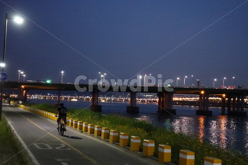 자전거,저녁걷기,자전거타기,길,한강걷기,야경,밤,풍경,nightscape,night,landscape,road,도로,bike,bicycle,vehicle,차량,transportation,교통,asphalt,아스팔트,freeway,고속 도로