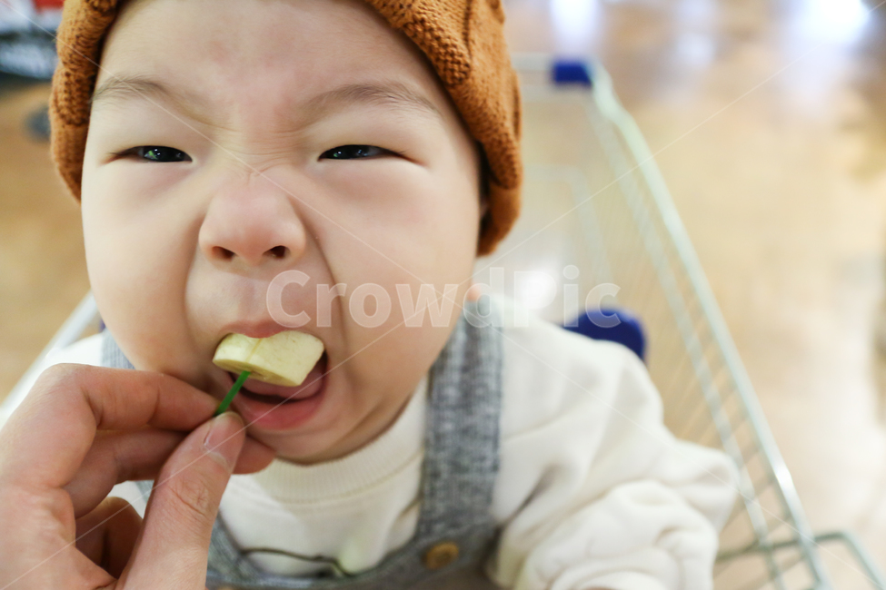아기,남자아이,바나나,표정,시식,쇼핑,라이프스타일,얼굴,귀여운,개구장이,과일,대형마트,마트,슈퍼마켓,배고픈,아이,남자아기,육아,가족,모델,인물,쇼핑카트,카트,장보기,먹는,꼬마,유아,작은,사랑스러운,어린,사람,인물,인간,human,person,얼굴표정,facial expression,face,어린이,어린아이,child,children,kid,감정표현,기분,feeling,emotion