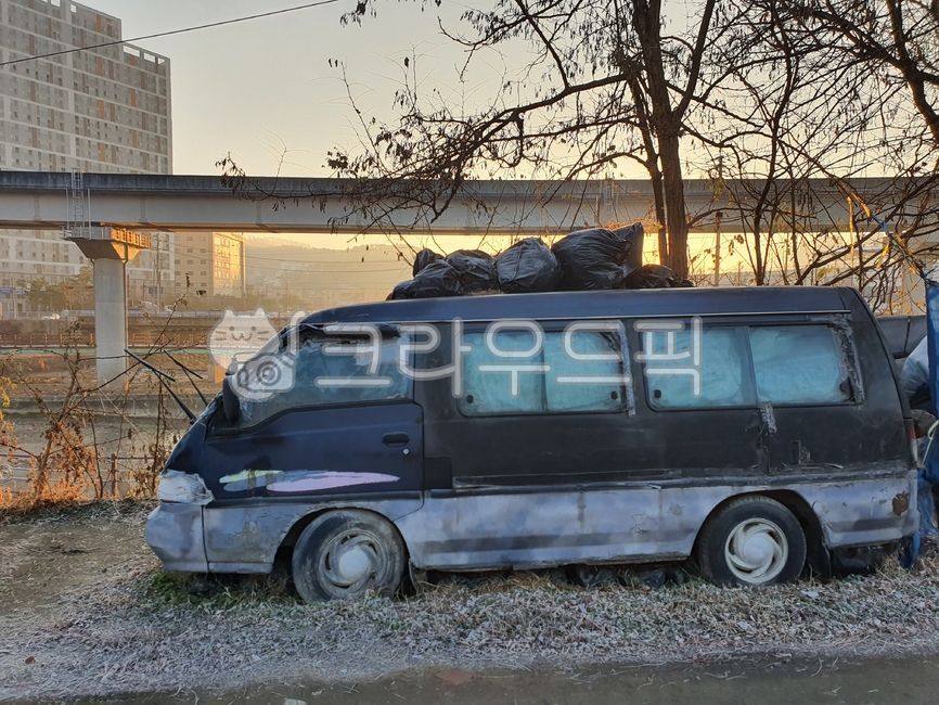 자동차,버려진차,구형봉고차,봉고차,자주색,타이어,폐차